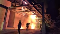 Einsatzkräfte kämpften gegen die Flammen an.  (Bild: FF Völkermarkt)