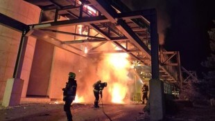 Einsatzkräfte kämpften gegen die Flammen an. 