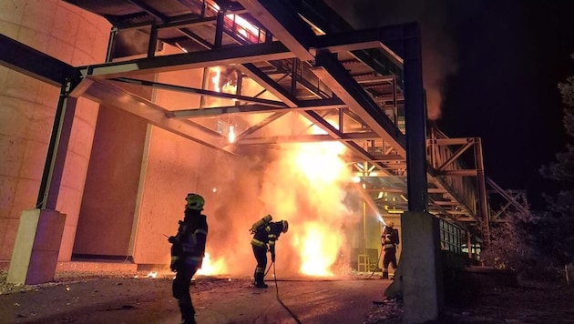 Einsatzkräfte kämpften gegen die Flammen an.  (Bild: FF Völkermarkt)