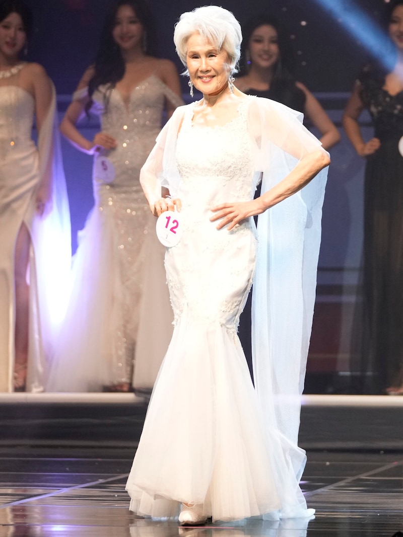 Choi Soon-hwa at the dress contest of the "Miss Universe Korea" pageant (Bild: AP ( via APA) Austria Presse Agentur/Lee Jin-man)