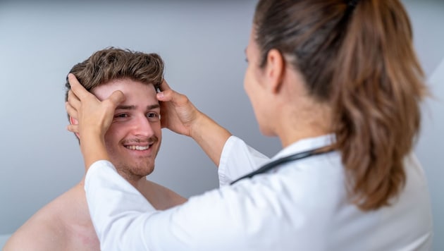 Dr. Kerstin Klimt examining a pain patient. (Bild: Alexander Ulz)