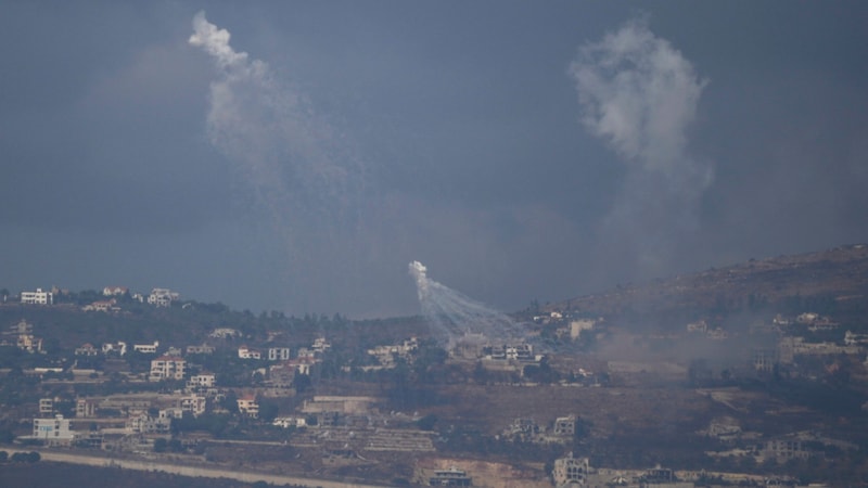 Geschosse aus Israel schlagen im Süden Libanons ein. (Bild: APA/Associated Press)