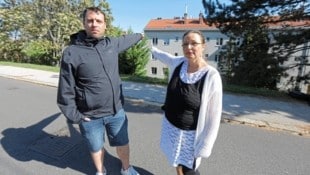 In diesem Haus hat Alexander F. (links) gewohnt. Lily U. (rechts) versucht mit anderen Freunden zu helfen, denn nach der Wohnungsräumung ist alles weg. (Bild: Bartel Gerhard/Gerhard Bartel)