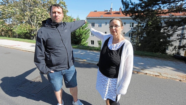 Alexander F. (left) used to live in this house. Lily U. (right) tries to help with other friends, because everything is gone after the eviction. (Bild: Bartel Gerhard/Gerhard Bartel)