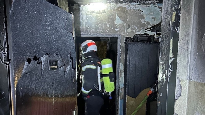 The entire apartment on the second floor was destroyed. (Bild: Stadt Wien/ Feuerwehr)