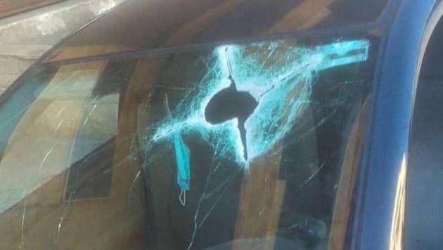 What struck here? Shortly before the Israeli offensive against Hezbollah in Lebanon, a car in Beirut was hit by a mysterious projectile. (Bild: x.com/Clashreport)