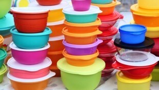 Bunte Platikdosen von Tupperware (Bild: APA/DPA/WOLFRAM STEINBERG)