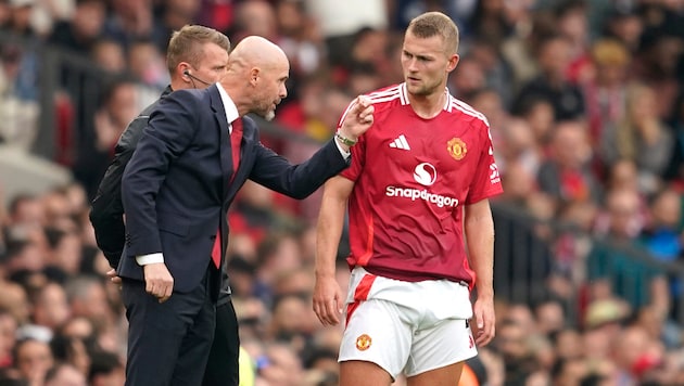 „Überlebt“ Erik ten Hag (li.) die Länderspielpause als Trainer von Manchester United? (Bild: AP ( via APA) Austria Presse Agentur/ASSOCIATED PRESS)