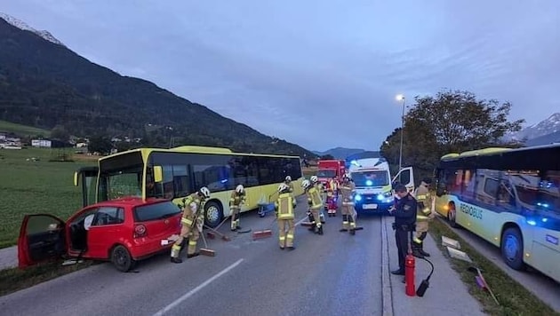 Der Pkw-Lenker wurde in die Klinik Innsbruck eingeliefert. (Bild: FF OBerhofen)