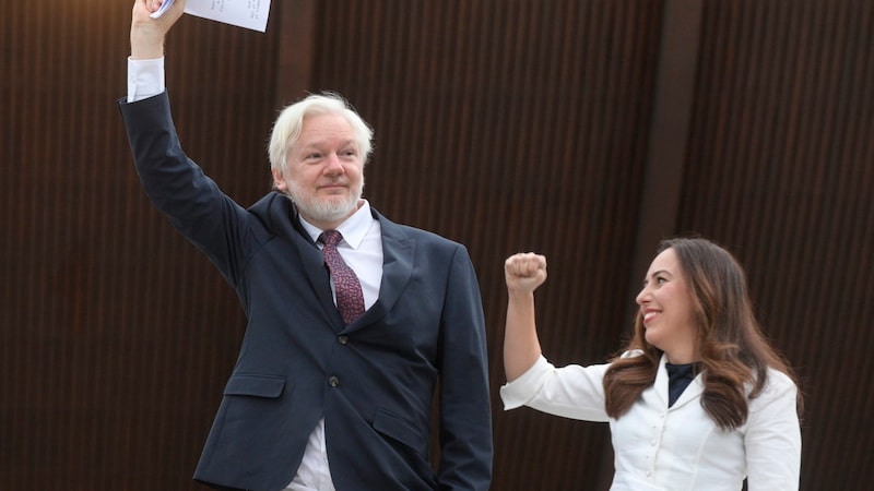 With his wife Stella Assange (Bild: AP/Pascal Bastien)