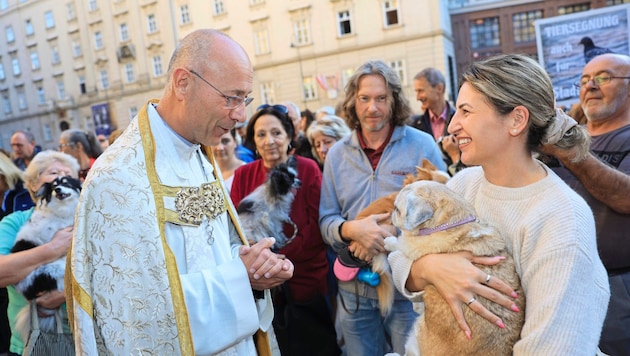 Dompfarrer Toni Faber spendet den vierbeinigen Begleitern seinen Segen.  (Bild: Tomschi Peter/Tomschi Peter )