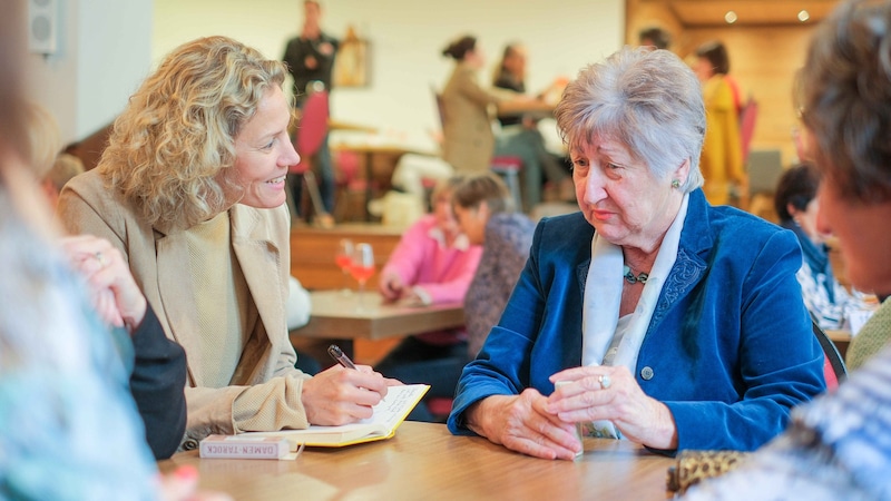 „Schnapsen ist unmöglich, da kann man nix erspielen“, erzählt Magda „Krone“-Redakteurin Vera Lischka. (Bild: Einöder Horst/Horst Einöder/Flashpictures)