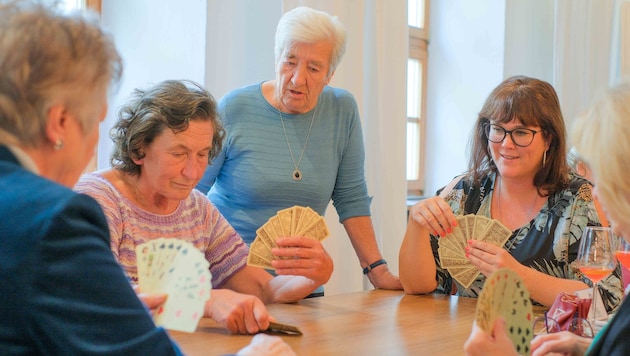 The ladies were highly concentrated at the tarot tournament in the Haudum inn in Helfenberg. (Bild: Einöder Horst/Horst Einöder/Flashpictures)