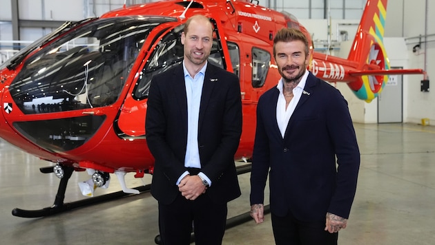 Prince William and David Beckham inspect new medical helicopters in London (Bild: picturedesk.com/Aaron Chown / PA / picturedesk.com)