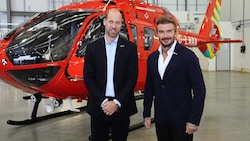 Bart-Brüder im Einsatz: Prinz William und David Beckham inspizieren gemeinsam neue medizinische Hubschrauber in London. (Bild: picturedesk.com/Aaron Chown / PA / picturedesk.com)