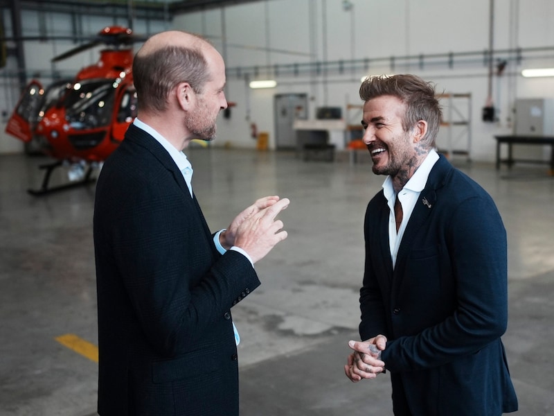 William and Beckham joke and laugh (Bild: AP ( via APA) Austria Presse Agentur/Aaron Chown)