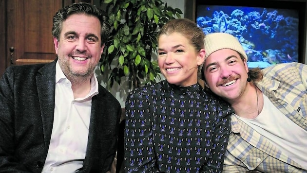 Olympic kitesurfing champion Valentin Bontus (right) had a lot of fun with comedy stars Anke Engelke and Bastian Pastewa at "Willkommen Österreich". (Bild: ORF/Hans Leitner)