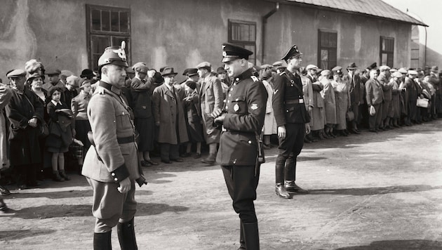 Surveillance of Jews forced to emigrate by security and order police at Graz Central Station (1939) (Bild: Universalmuseum Joanneum/Multimediale Sammlung)