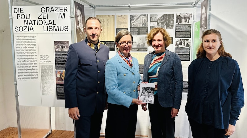 Oberstleutnant Gernot Sattler (LPD Steiermark), Studienautorin Barbara Stelzl-Marx, GrazMuseum-Chefin Sibylle Dienesch und Ausstellungskuratorin Martina Zerovnik bei der Eröffnung der Schau (Bild: Christoph Hartner)