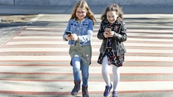 Viele Kids können sich nicht wirklich von ihrem Smartphone trennen. (Bild: Holl Reinhard)