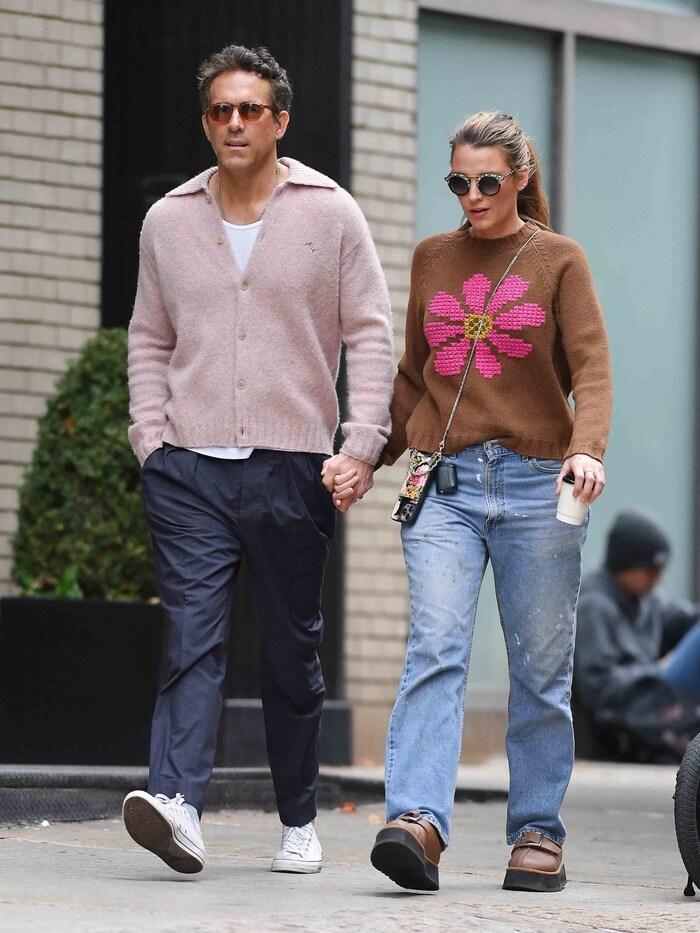 Ein anderes Mal kombinierte sie einen braunen Pulli mit Blütenstickerei zur lässigen Jeans.