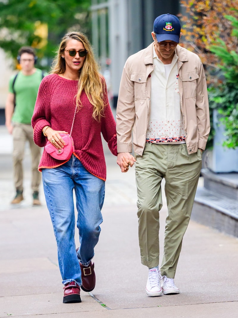 Blake Lively liebt ihre Strickpullis. Hier schlenderte sie in einem Modell in Magenta durch die City. (Bild: picturedesk.com/action press / Action Press)