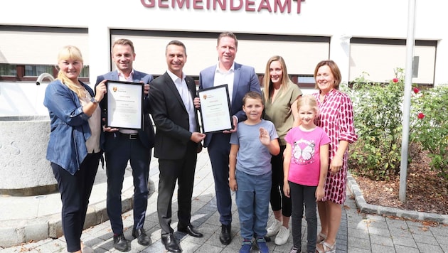 The President (3rd from left) presented the certificates to Grujic and Hoffmann. (Bild: Judt Reinhard)