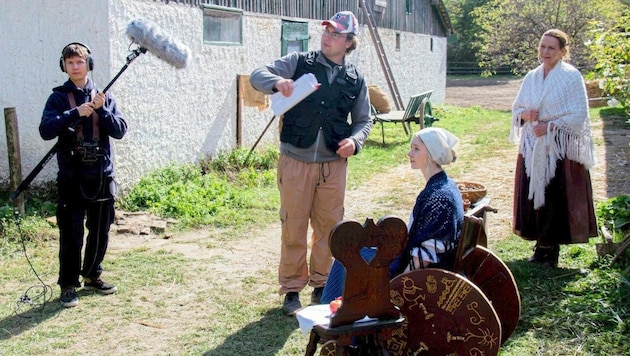 Regisseur Benjamin Baumgartner bei den Dreharbeiten, die die Zeit um 1860 die Mühsale von Menschen mit Handicap nachstellen. (Bild: zVg)