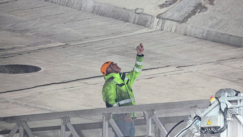 Die 1968 fertiggestellte Luegbrücke wird rund um die Uhr überwacht. 2,5 Millionen Lkw und 12 Millionen Pkw pro Jahr muss sie aushalten. Im Frühjahr soll mit dem Neubau gestartet werden, mit der Fertigstellung 2027 endet dann die Einspurigkeit. (Bild: Birbaumer Christof)