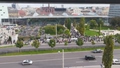 Die Fahrgäste mussten den Linzer Hauptbahnhof sofort verlassen. (Bild: Werner Kerschbaummayr)