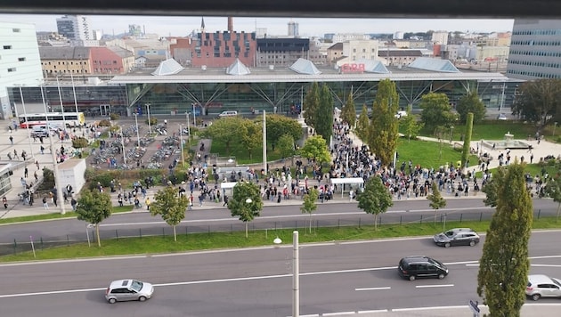 Passengers had to leave Linz Central Station immediately. (Bild: Werner Kerschbaummayr)