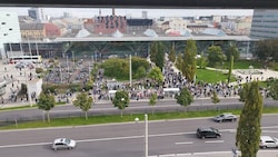 Die Fahrgäste mussten den Linzer Hauptbahnhof sofort verlassen. (Bild: Werner Kerschbaummayr)