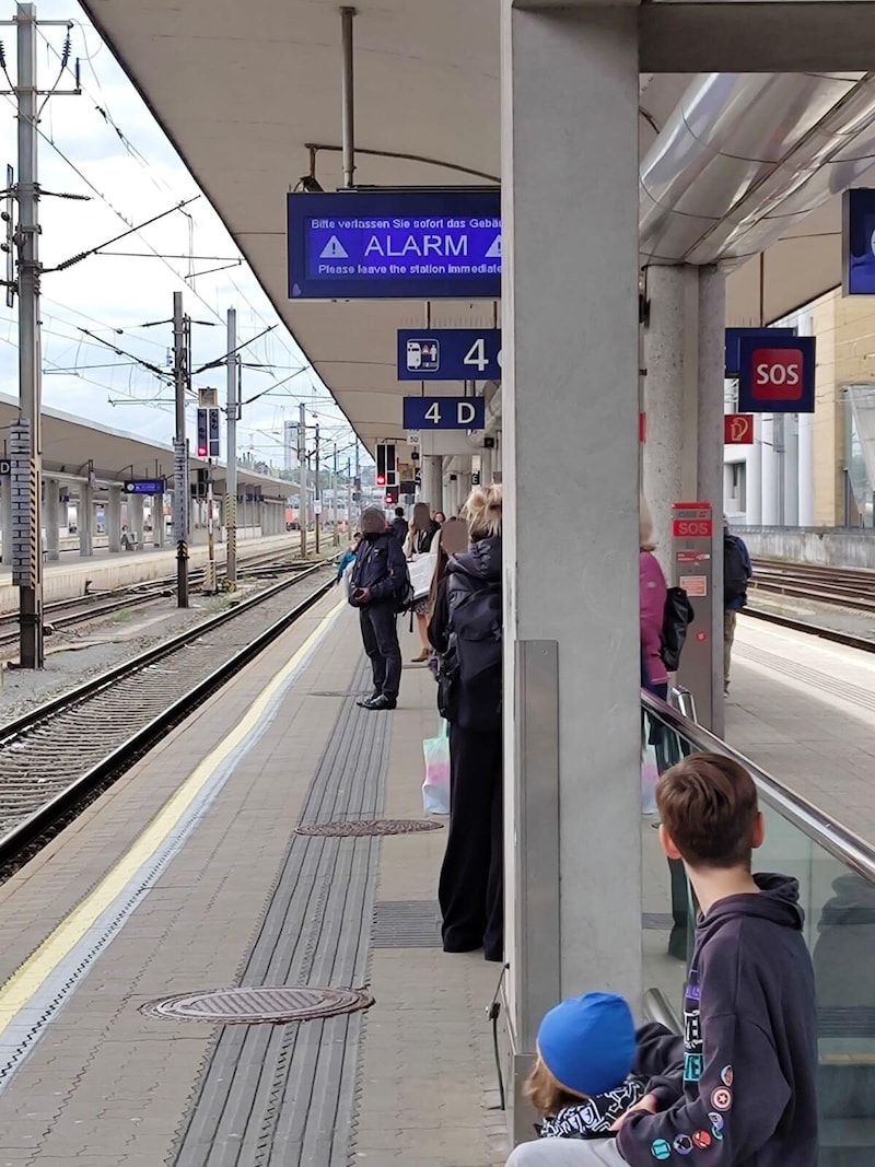 Die Fahrgäste am Bahnhof wurden auf den Anzeigen gewarnt. (Bild: Gantner Christoph/Krone KREATIV)