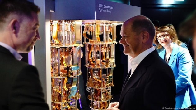 The German Chancellor visits the first IBM quantum data center in Europe. (Bild: Bundesregierung / S. Kugler)