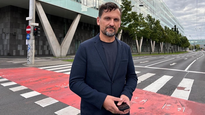 Landesamtsdirektor Thomas Schäffer vor der geräumten Straße beim Landesdienstleistungszentrum