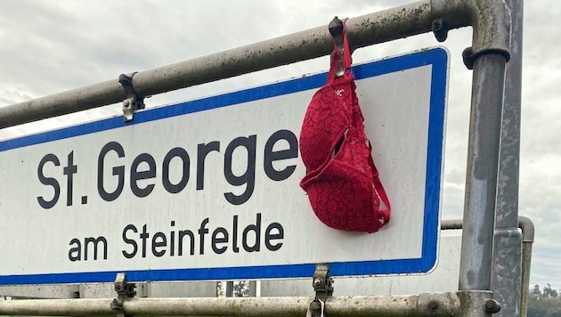 A real eye-catcher in early morning traffic: drivers were distracted by the underwear. (Bild: Mark Perry)