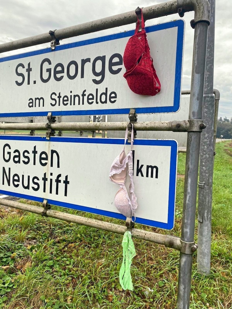 "Lingerie" scene in Obergrafendorf, where bras and panties flutter in the wind. There is no trace of the women. (Bild: Mark Perry)