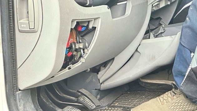 Parts of the laser blocker were mounted in the radiator grille and at the rear, with a direct wire to the sensor box next to the steering wheel. (Bild: Christian Schulter)