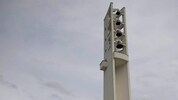 Die von außen sichtbaren Glocken des 42 Meter hohen Glockenturms der Kirche.