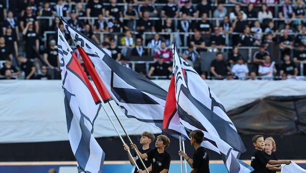 Many LASK flags will only fly in front of the Linz stadium on Thursday. (Bild: Scharinger Daniel)