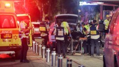 Freiwillige bringen einen Verstorbenen in Tel Aviv weg. (Bild: APA/AFP/Jack GUEZ)