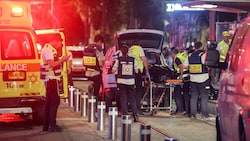 Freiwillige bringen einen Verstorbenen in Tel Aviv weg. (Bild: APA/AFP/Jack GUEZ)