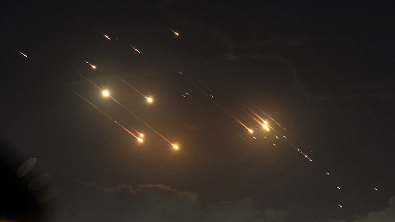 Iranian missile hail over Israel (Bild: APA/AFP/Ahmad GHARABLI)