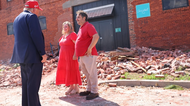 Trump speaks with the owners of a furniture store that was destroyed by the hurricane. (Bild: APA/Getty Images via AFP/GETTY IMAGES/Michael M. Santiago)