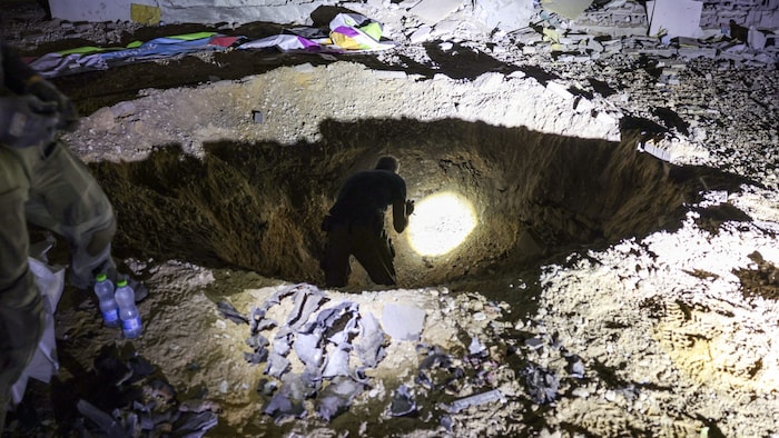 Eine iranische Rakete hinterließ diesen gewaltigen Krater vor einer Schule in der israelischen ...