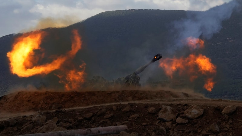 Eine mobile israelische Artillerieeinheit feuert am Mittwoch eine Granate aus dem Norden Israels in Richtung Libanon. (Bild: AP)