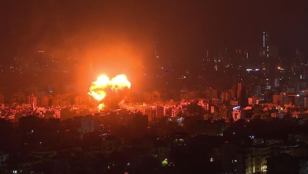 In the early hours of Wednesday morning, explosions could be heard and fire and smoke could be seen along the Beirut skyline. (Bild: KameraOne)