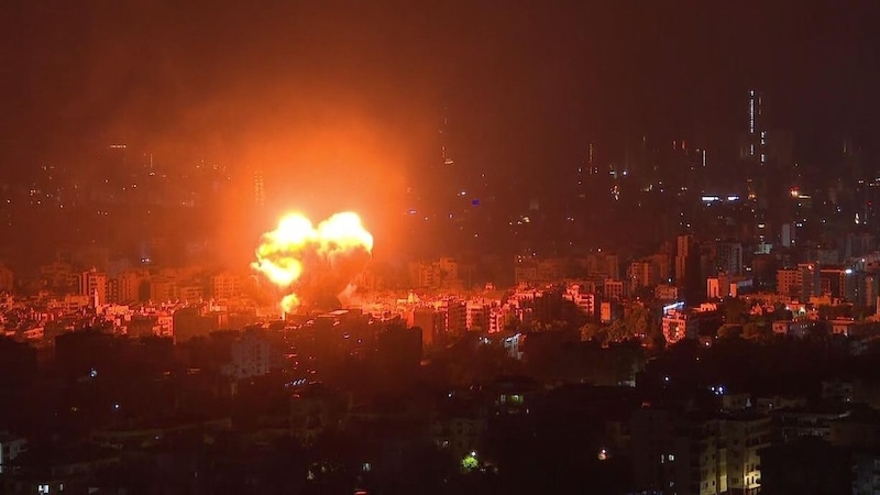 In den frühen Morgenstunden des Mittwochs waren Explosionen zu hören und Feuer und Rauch entlang der Skyline von Beirut zu sehen. (Bild: KameraOne)