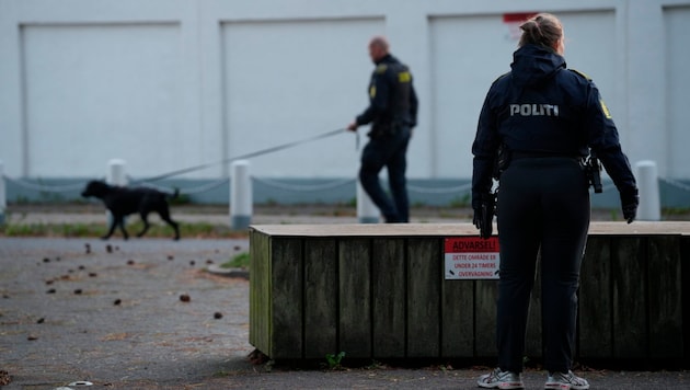 The Danish police at the Israeli embassy in Copenhagen (Bild: AP)