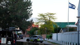 Ein 18-Jähriger hat zugegeben, in der Nähe der israelischen Botschaft in Kopenhagen (Bild) zwei ...